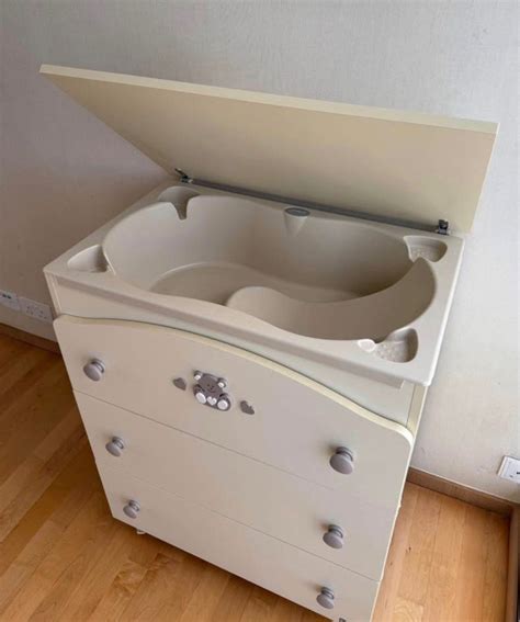 Erbesi Bubu changing table with baby