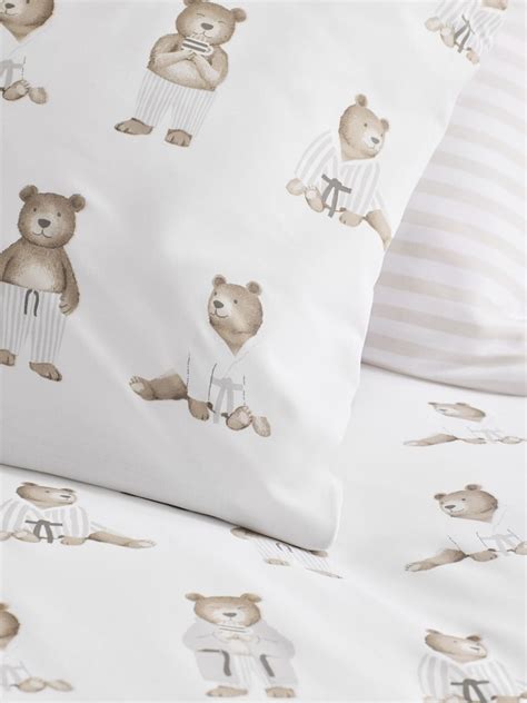 Close-up of embroidered bear on Erbesi Bubu duvet set