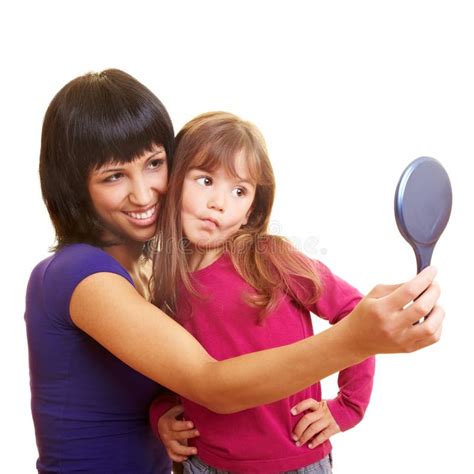 madre e bambino che si guardano in uno specchio