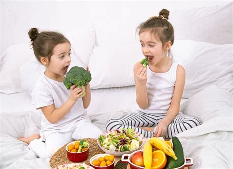 Bambini che mangiano frutta e verdura