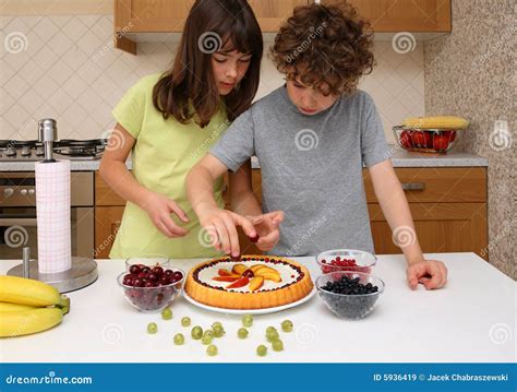 Bambini che preparano una torta di frutta