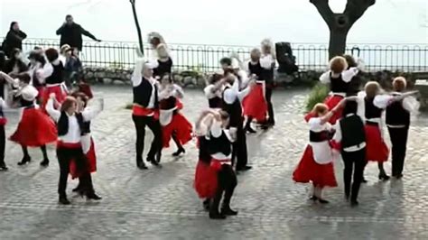Scena di ballo della tarantella in una piazza tipica del Sud Italia