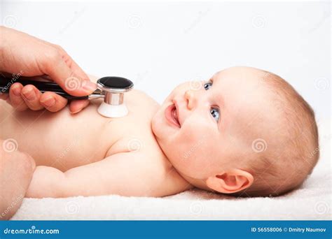 pediatra che visita un neonato