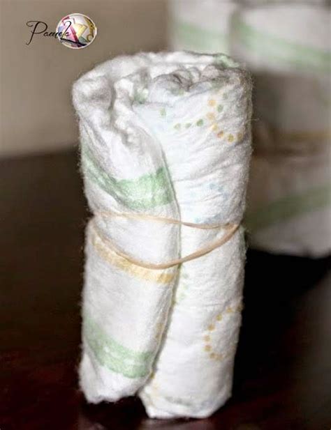 Pannolini arrotolati e fissati con elastici