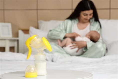 Donna che utilizza un tiralatte