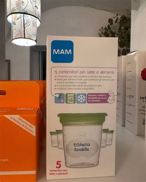 Contenitori per latte materno con etichette