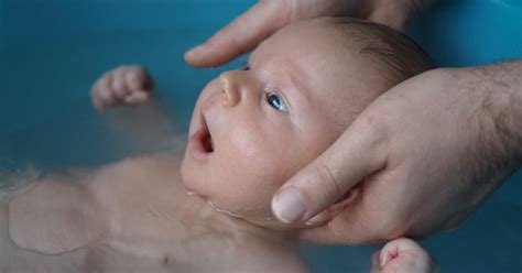 Bambino che riceve un massaggio con olio dopo il bagnetto