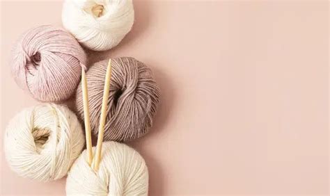 gomitoli di lana merino e cotone biologico su un tavolo di legno