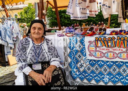 Donna rumena in abiti tradizionali