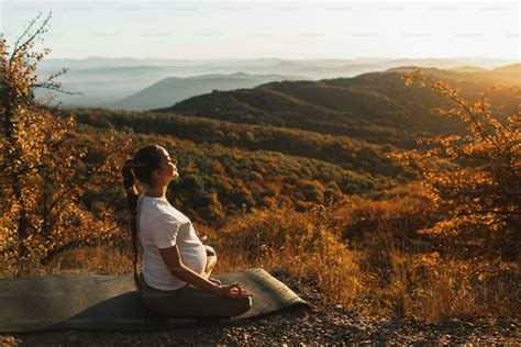 donna incinta che pratica yoga in un ambiente luminoso