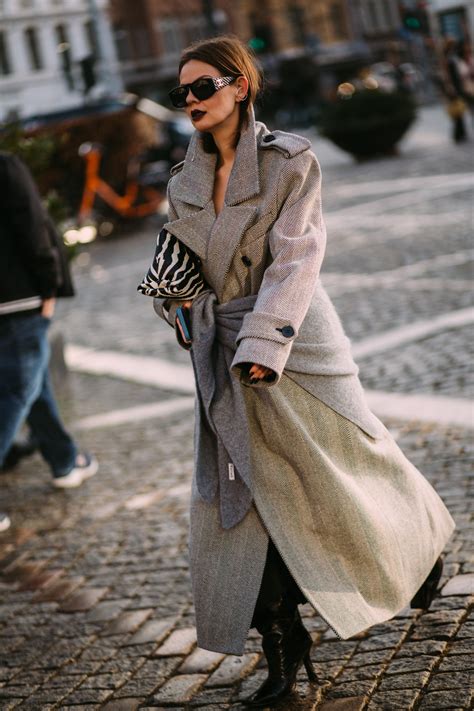 Donna con cappotto lungo di lana e stivali alti