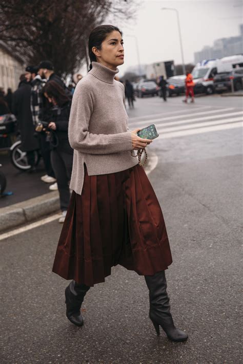 Donna con gonna midi a pieghe e maglione in cashmere