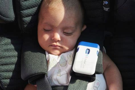 Bambino in seggiolino auto con dispositivo antiabbandono