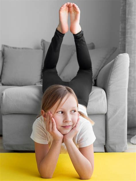 Bambina con tutina senza piedi che esplora con i piedi nudi