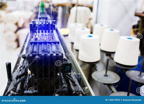 Linea di produzione di mascherine nella fabbrica Fippi