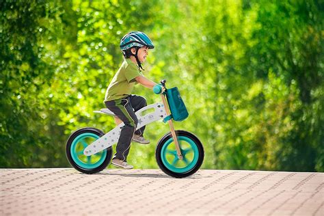 Bambini che imparano ad andare in bicicletta con bici senza pedali