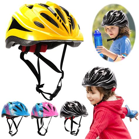 Varietà di caschi da bicicletta colorati per bambini