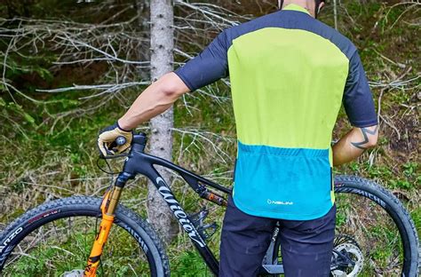Bambini che indossano abbigliamento da mountain bike colorato