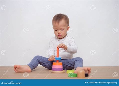 Bambino di 1 anno che gioca con un giocattolo in legno