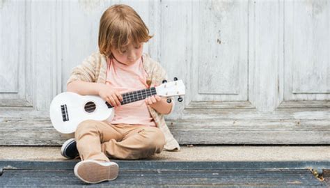 Bambino suona il tavolo musicale