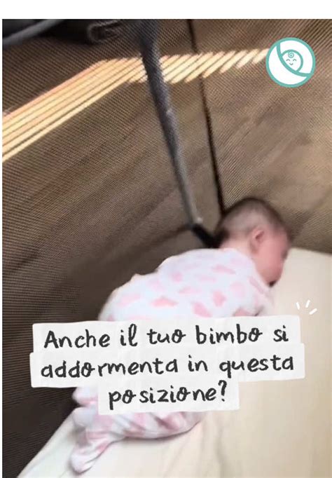 Un neonato che riposa serenamente circondato da un ambiente sonoro armonioso