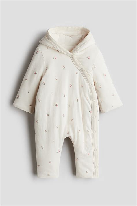 bambino che indossa una tutina in cotone
