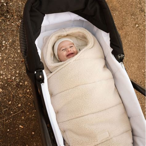 Bambino avvolto in un sacco a pelo caldo nel passeggino