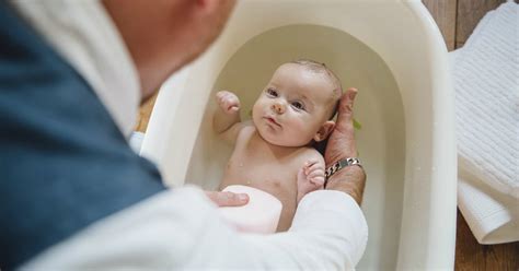 Igiene dei piedi del neonato