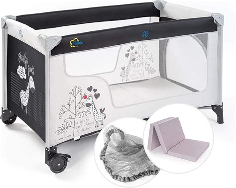 confronto visivo tra un lettino in legno tradizionale e una culla da campeggio piegata