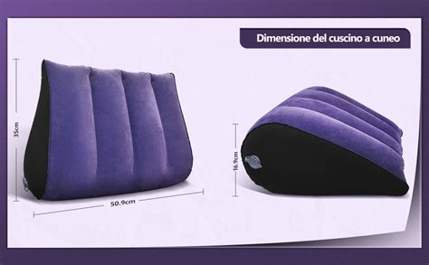 infografica che mostra le dimensioni ideali del cuscino a cuneo e l'angolo di inclinazione consigliato