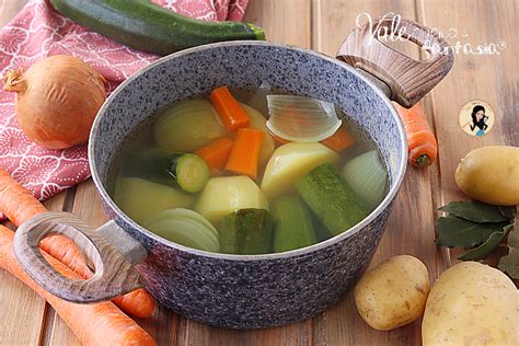 Ingredienti per una pappa: brodo vegetale, crema di riso, verdure frullate