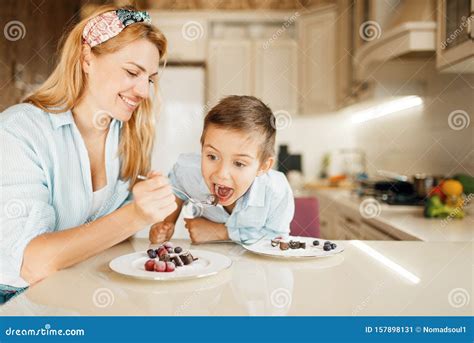 Un bambino sereno che assaggia il cibo