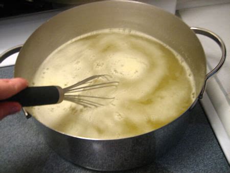 Brodo vegetale che bolle sul fuoco