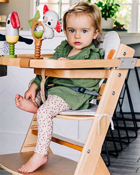 Seggiolone evolutivo in legno con bambino