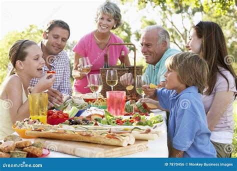 famiglia che pranza al ristorante con parco giochi