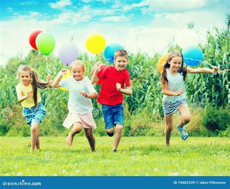 bambini che giocano in un giardino di un ristorante