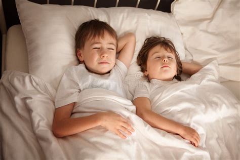 bambini che dormono in un letto a castello