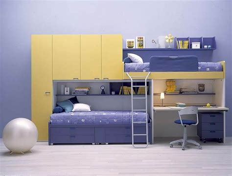 cameretta con letto a castello e scrivania