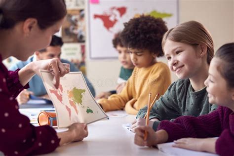 Studenti che colorano una mappa storica in classe