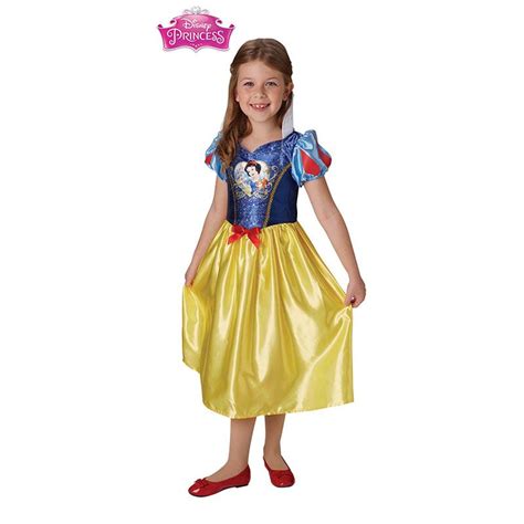 bambina vestita da Biancaneve in un giardino incantato