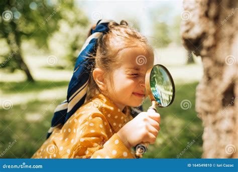 Bambino che esplora l'ambiente domestico con la bocca e le mani