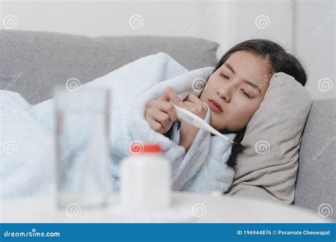 Donna che misura la temperatura basale a letto