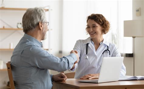 Coppia che discute con un medico