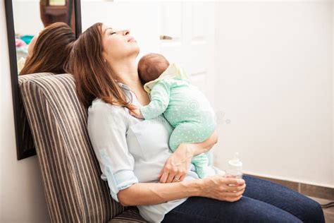 Immagine evocativa di una madre stanca con il suo neonato