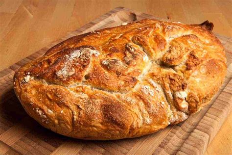pane senza glutine appena sfornato con una crosta dorata e una mollica ben alveolata