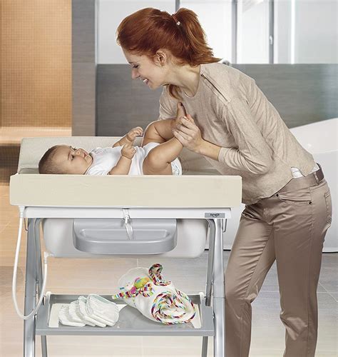 Fasciatoio Brevi in azione con bambino