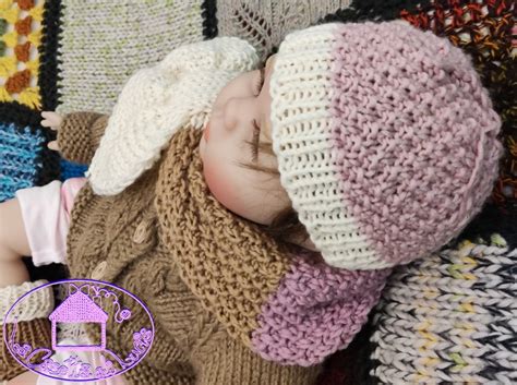 Neonato con il cappellino Little Lamb appena nato