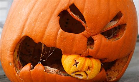 Zucche intagliate e decorate