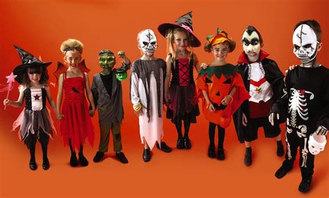 Bambini con costumi di Halloween che cantano
