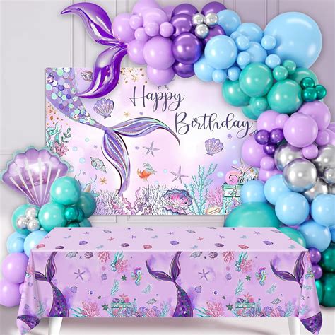 Bambina grappolo d'uva con palloncini viola